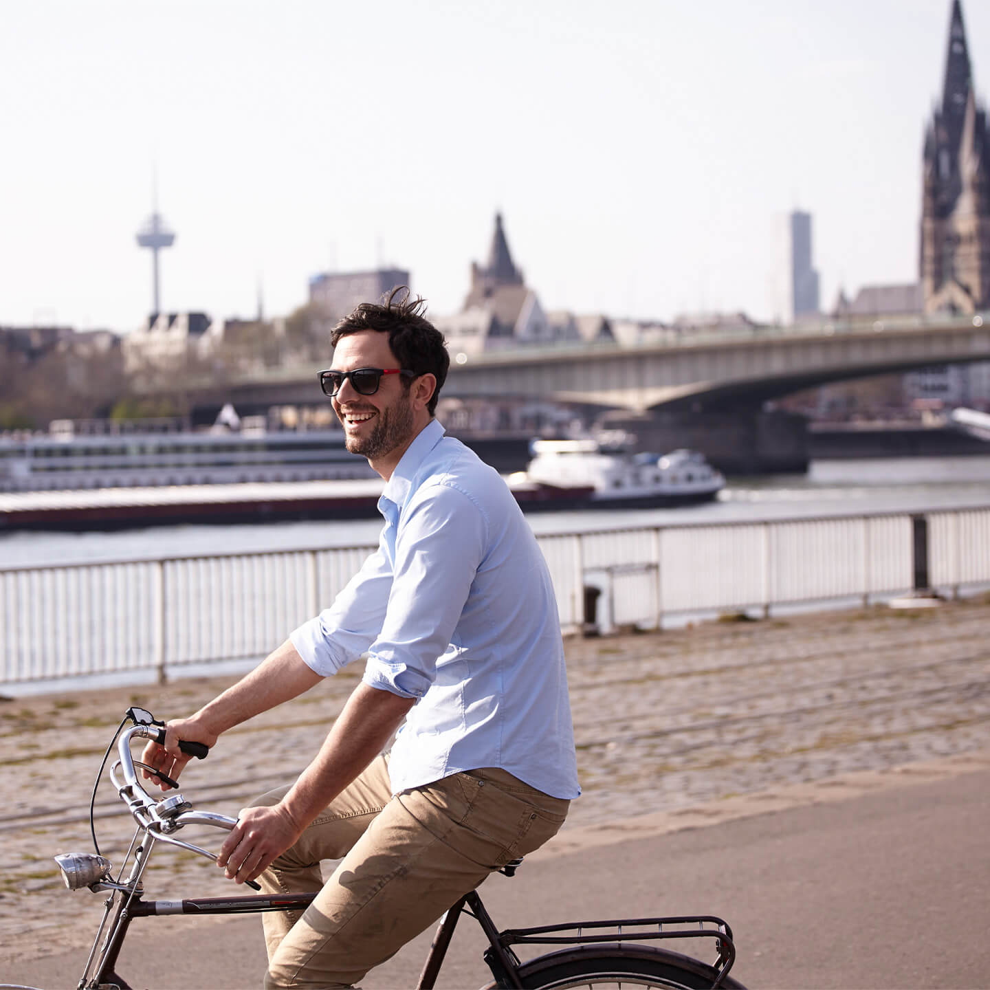 Mann auf Fahrrad am Rhein